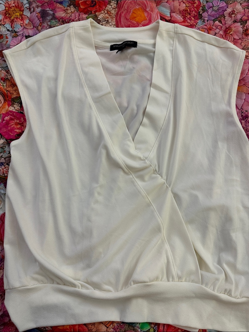 Banana Republic Cream Sleeveless Surplice V-Neck Blouse